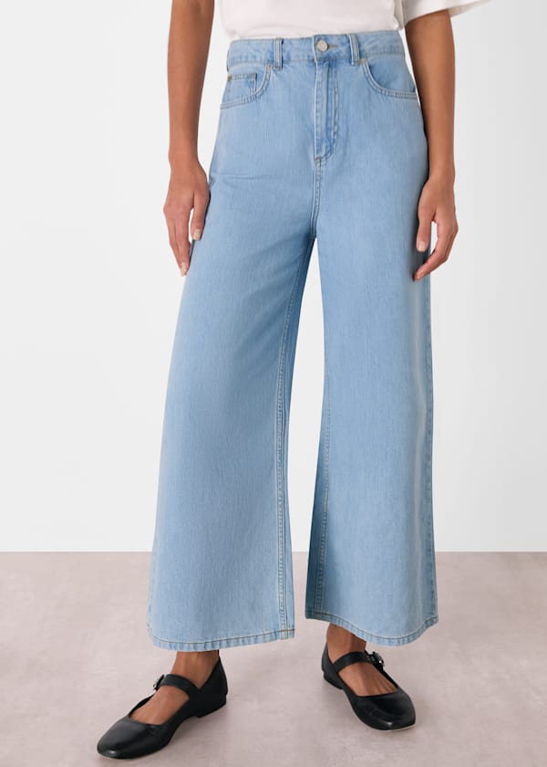 Light Wash Wide Leg Cropped Jean