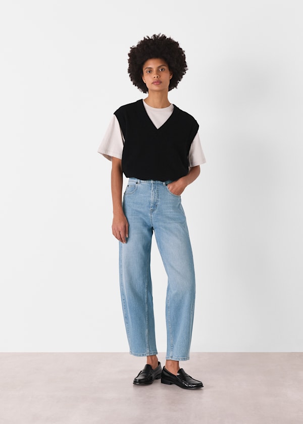 Light Wash Stretch Barrel Leg Jean